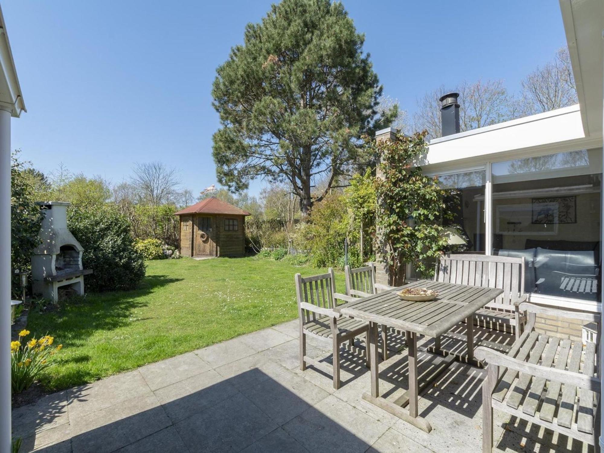 Stylish Bungalow With A Large Garden Sint Maartensvlotbrug エクステリア 写真