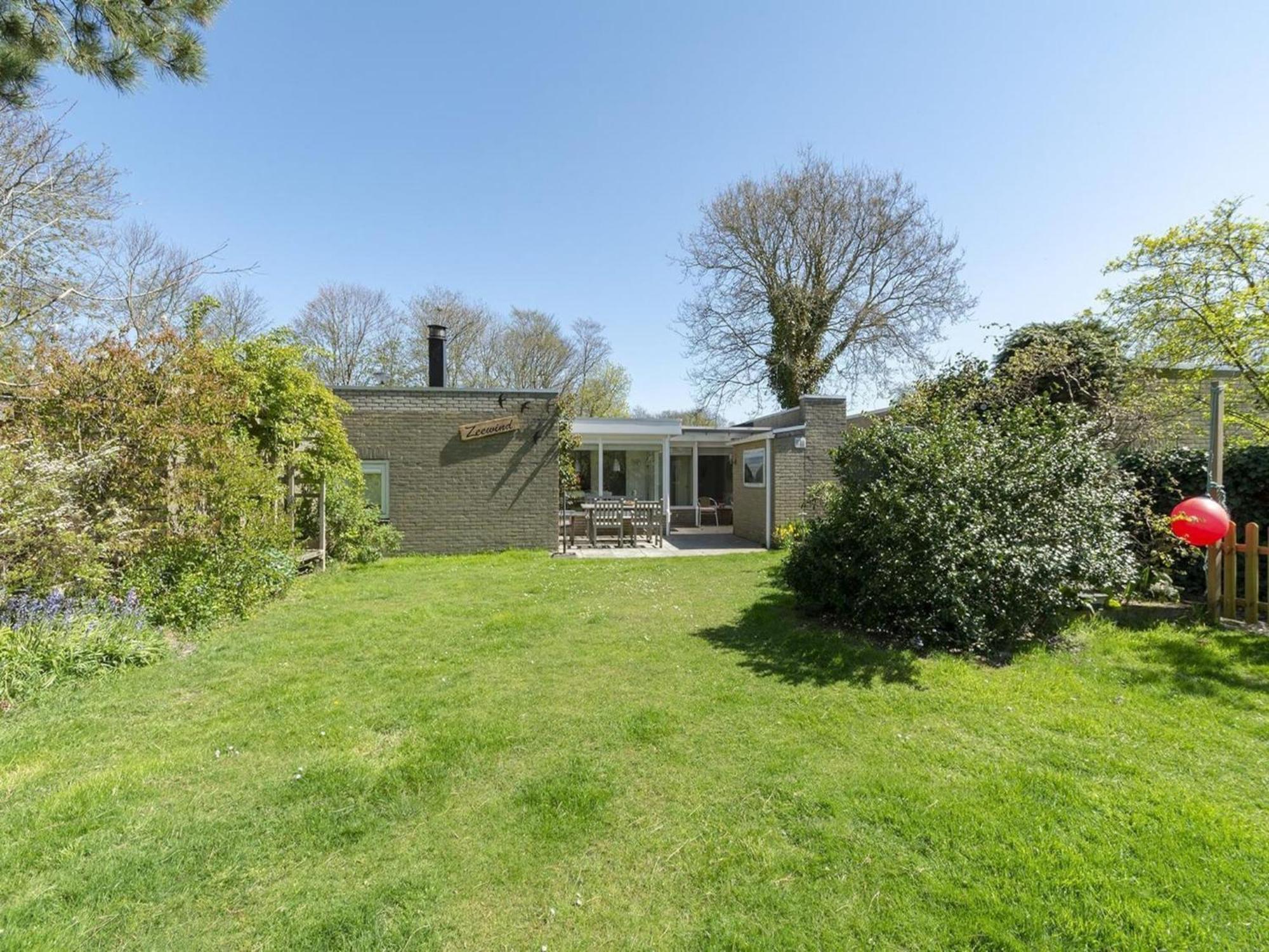 Stylish Bungalow With A Large Garden Sint Maartensvlotbrug エクステリア 写真