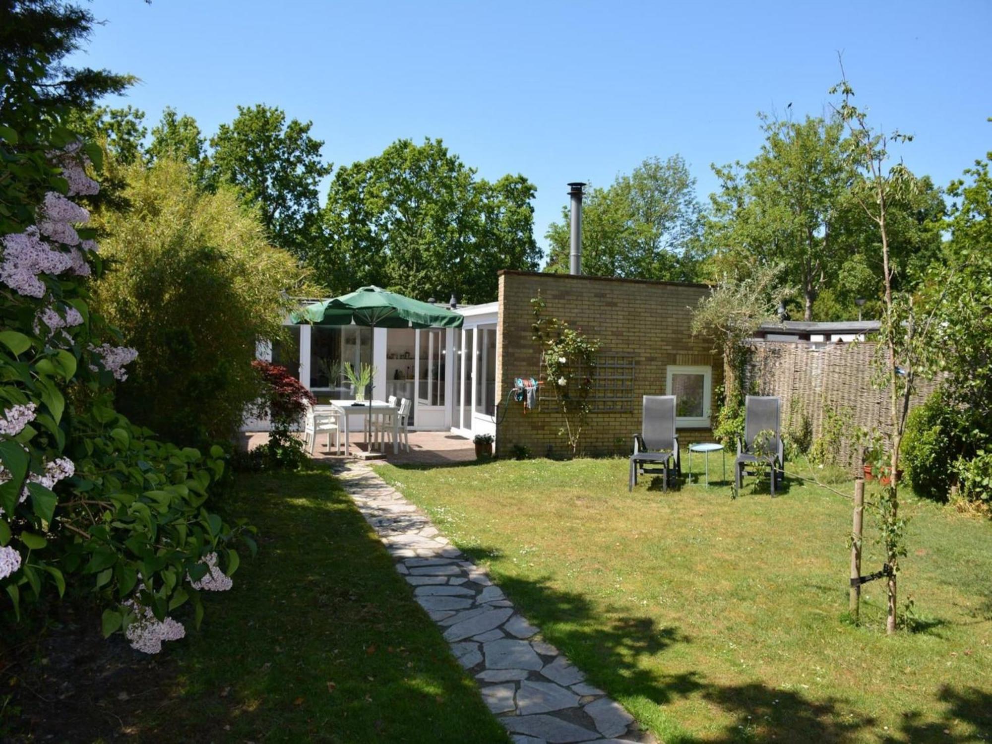 Stylish Bungalow With A Large Garden Sint Maartensvlotbrug エクステリア 写真