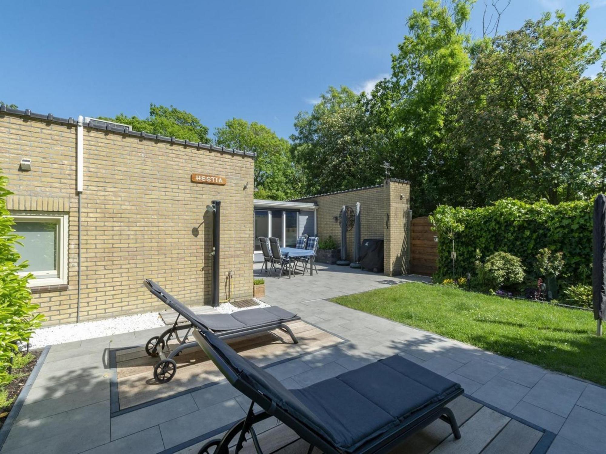 Stylish Bungalow With A Large Garden Sint Maartensvlotbrug エクステリア 写真
