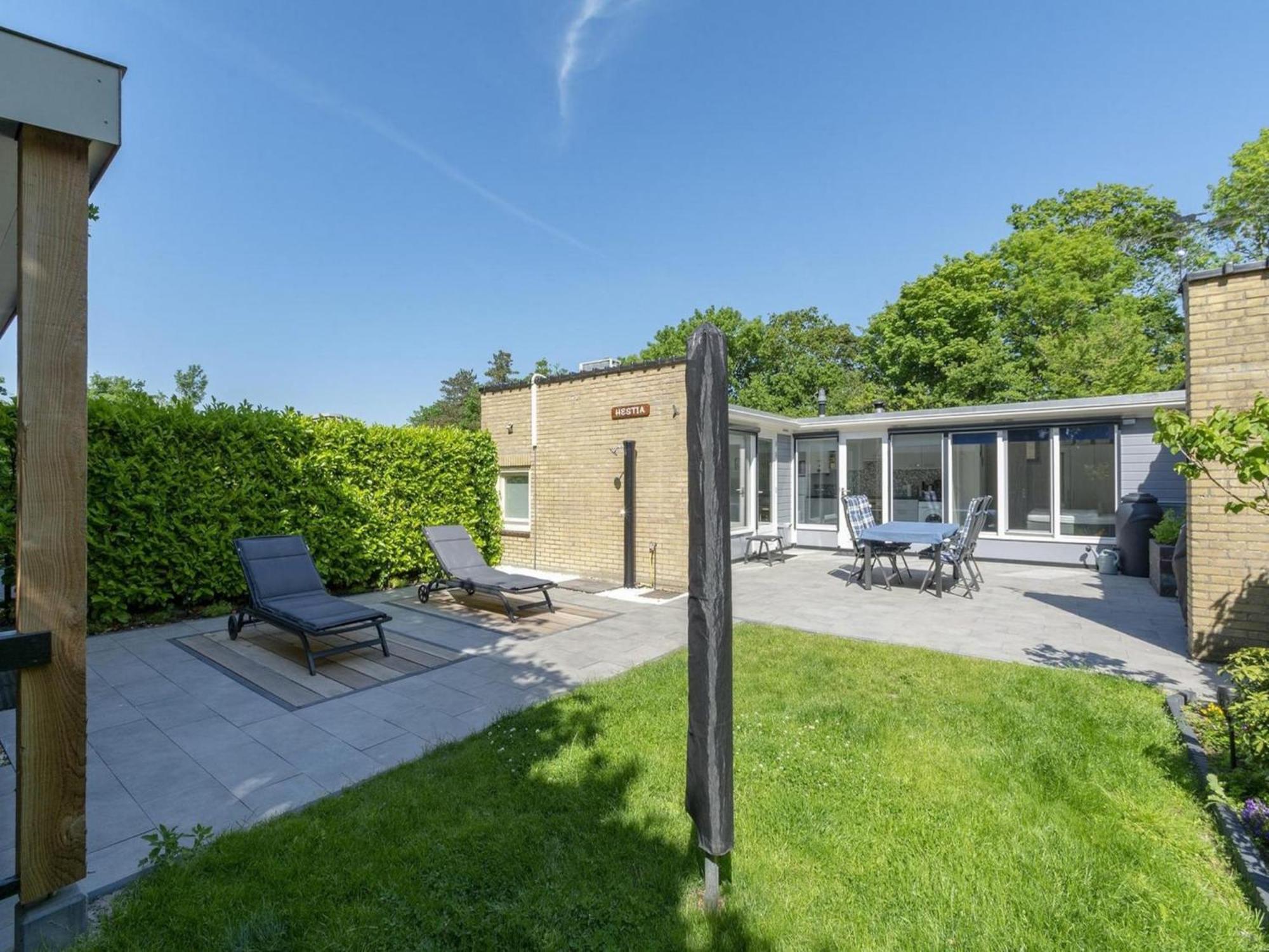 Stylish Bungalow With A Large Garden Sint Maartensvlotbrug エクステリア 写真