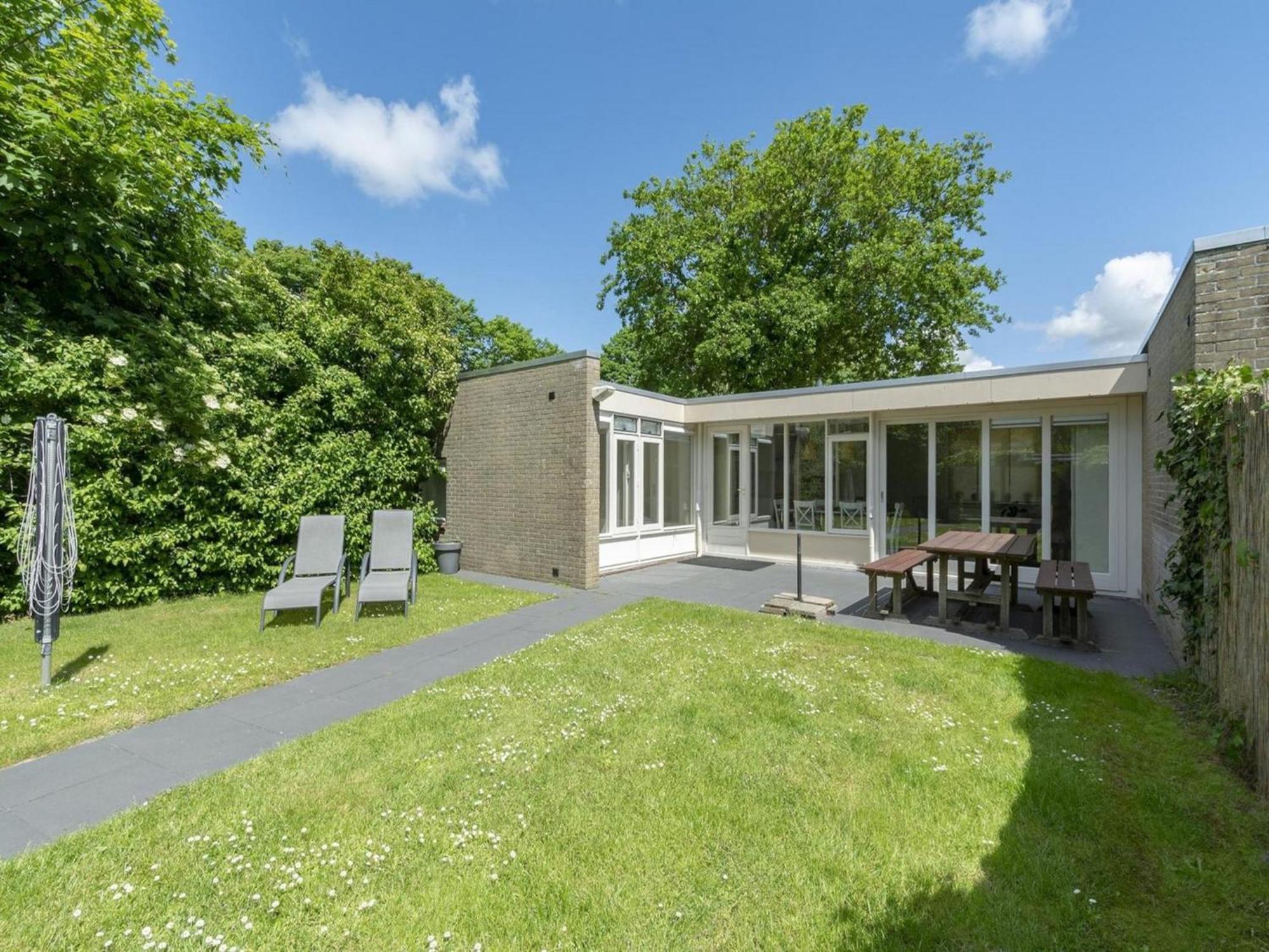 Stylish Bungalow With A Large Garden Sint Maartensvlotbrug エクステリア 写真